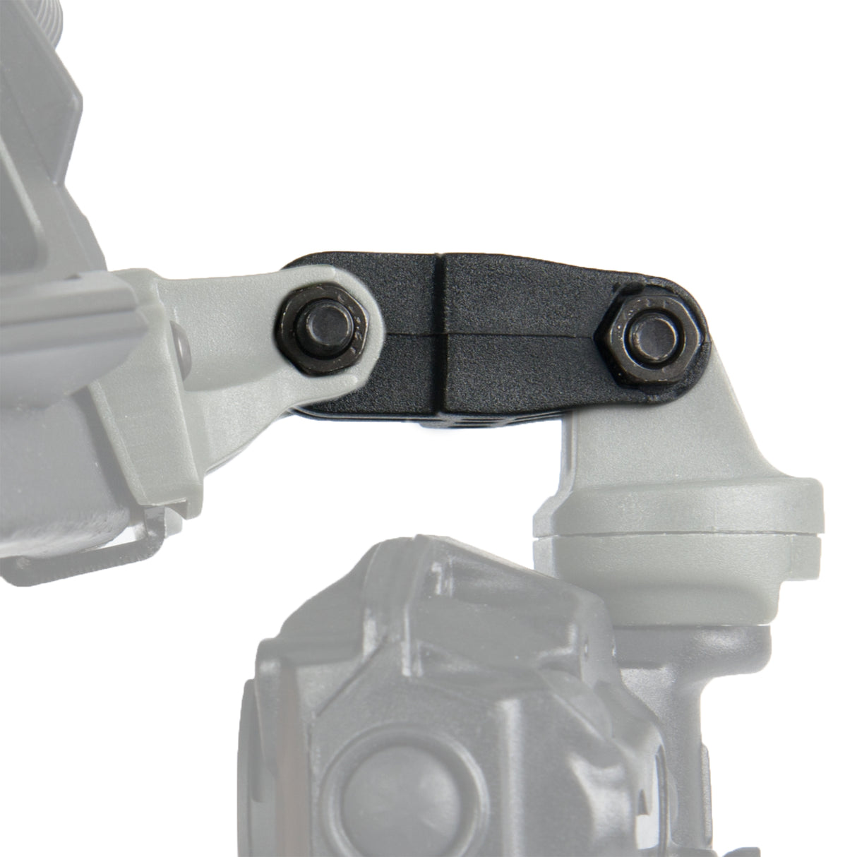 Ein Foto von einer TILO, die über die Erweiterung des Helmadapters am Helm befestigt ist. Die Erweiterung ist farblich hervorgehoben.