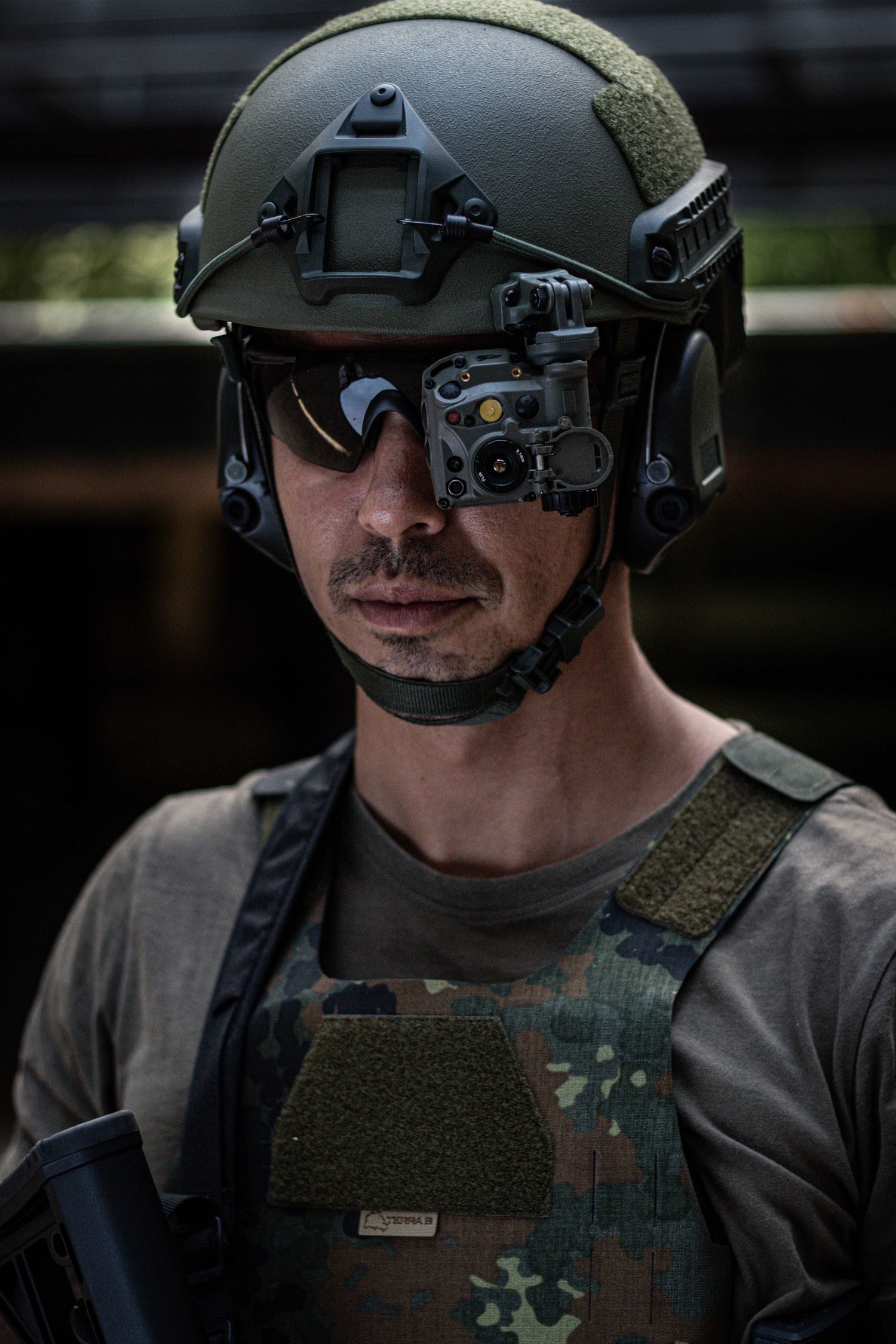 Mann mit FAST-Helm und TILO Waermebildbrille - Portrait