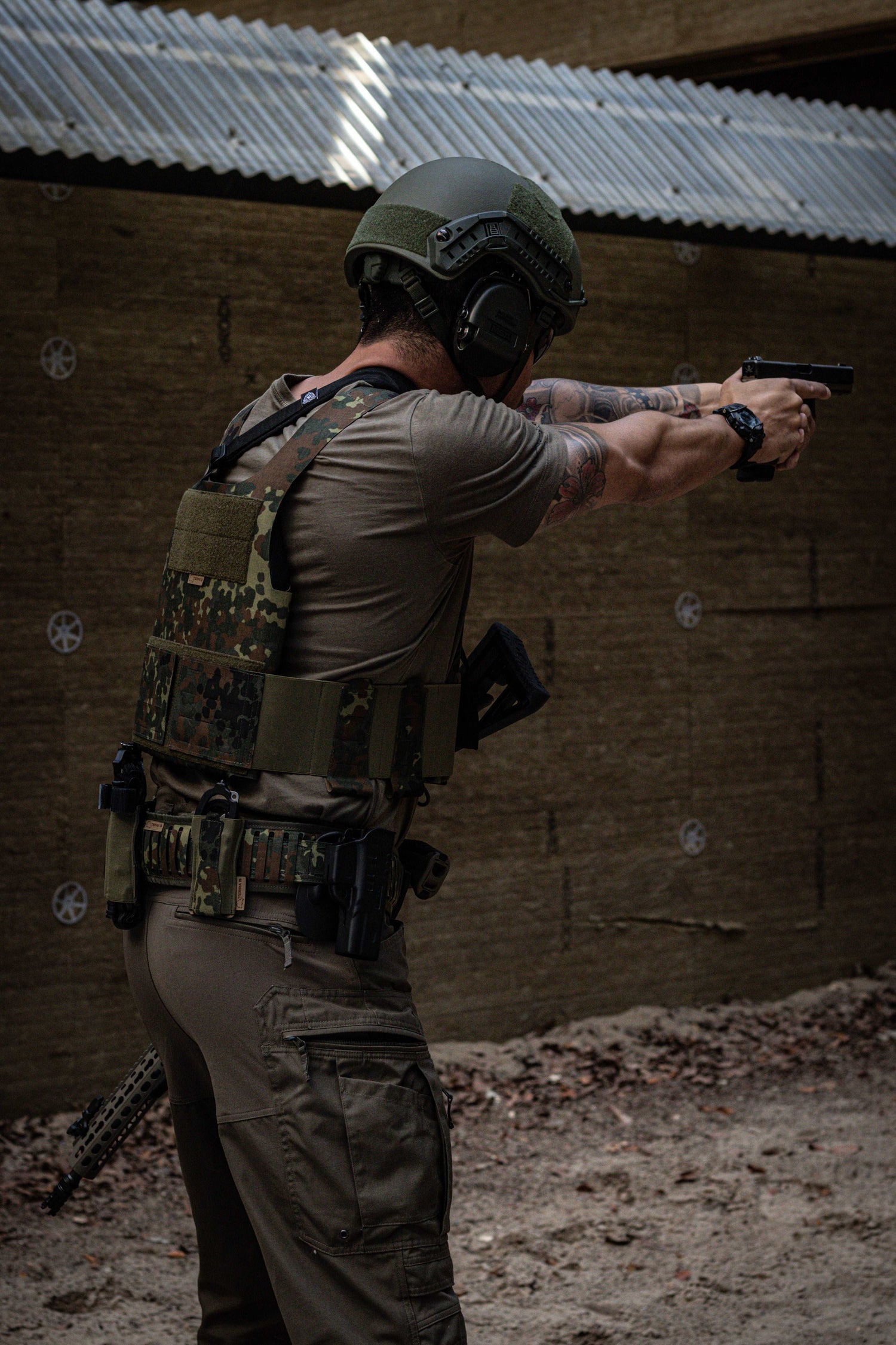 Mann mit FAST-Helm - Rueckansicht