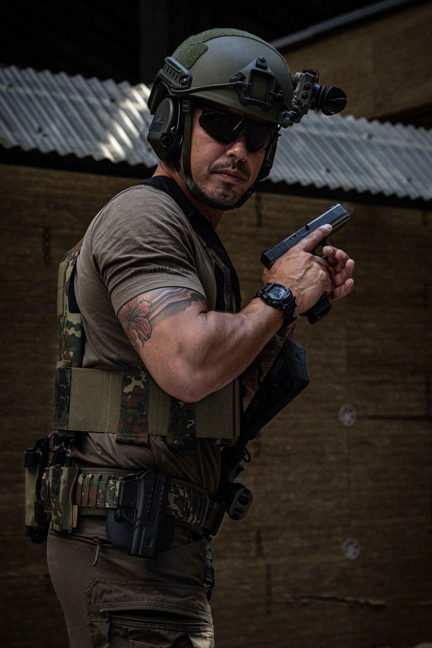 Mann mit FAST-Helm - Seitenansicht