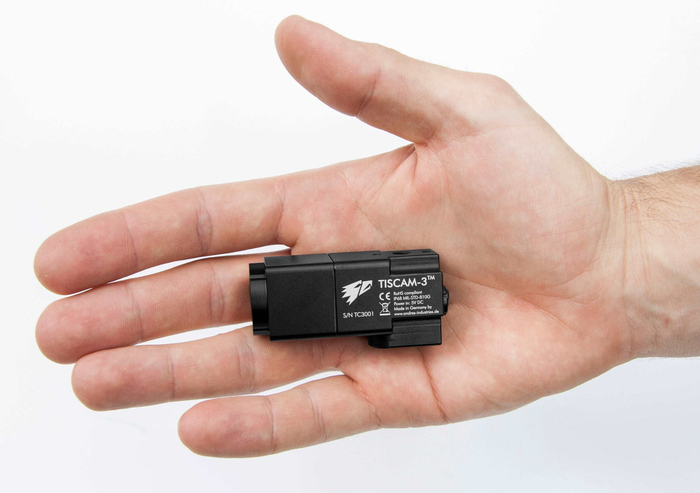 Ein Foto von einer TISCAM-3 im vergleich zu einer Hand.