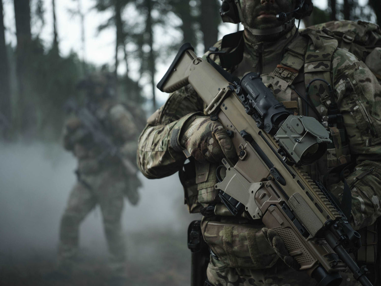 Soldat mit ACR und TigIR-6MA im Wald