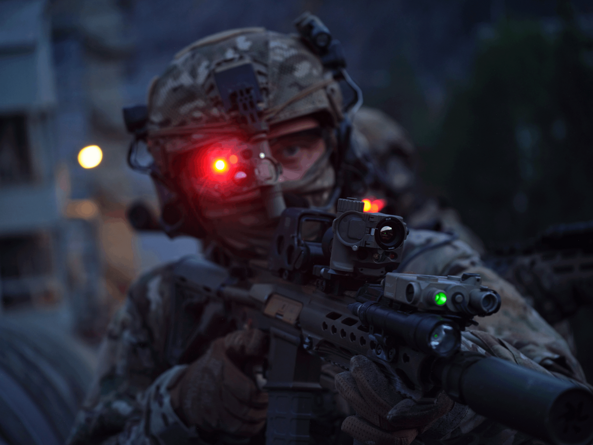 Soldat mit TILO-6MA als Vorsatzgeraet und Waermebildbrille