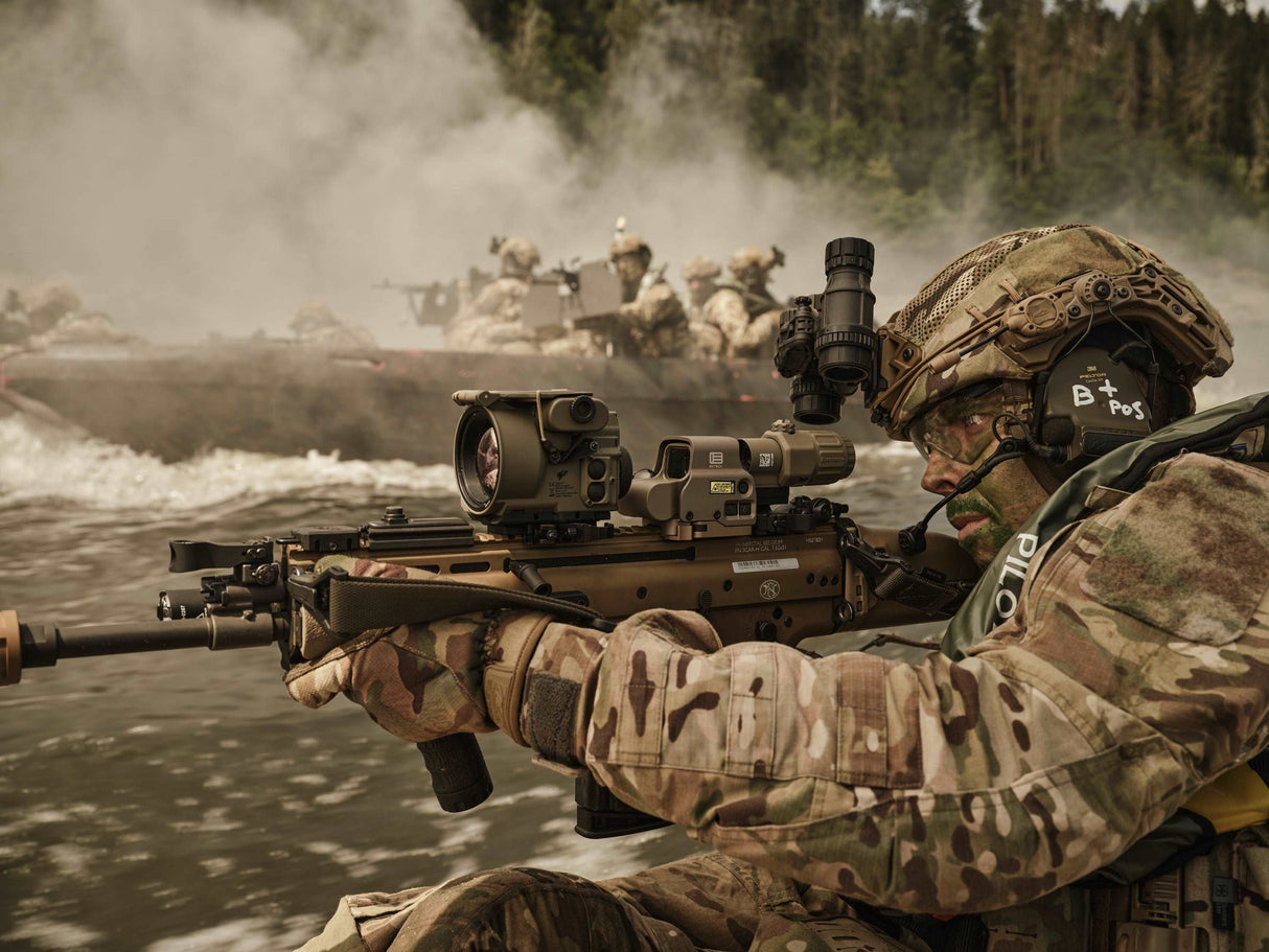 Soldat mit ACR und TigIR-6MA Waermebildgeraet auf Boot