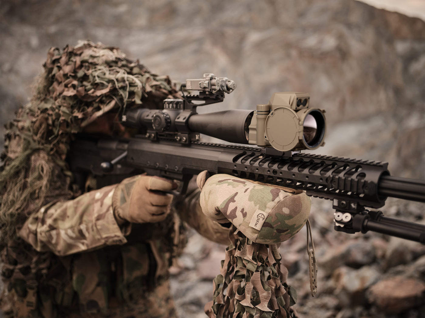 Soldat mit BeaIR Thermalvorsatzgerät