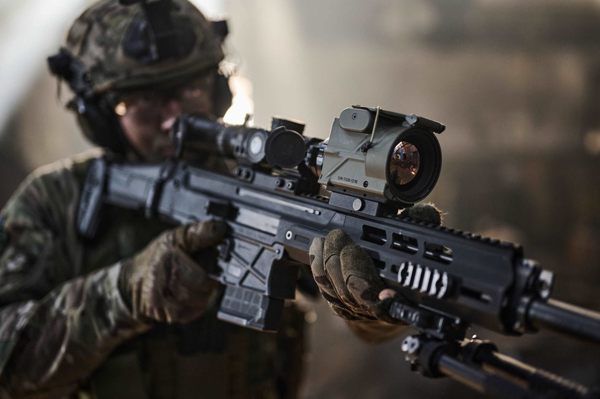 Soldat mit ACR und TigIR-6M Waermebildgeraet