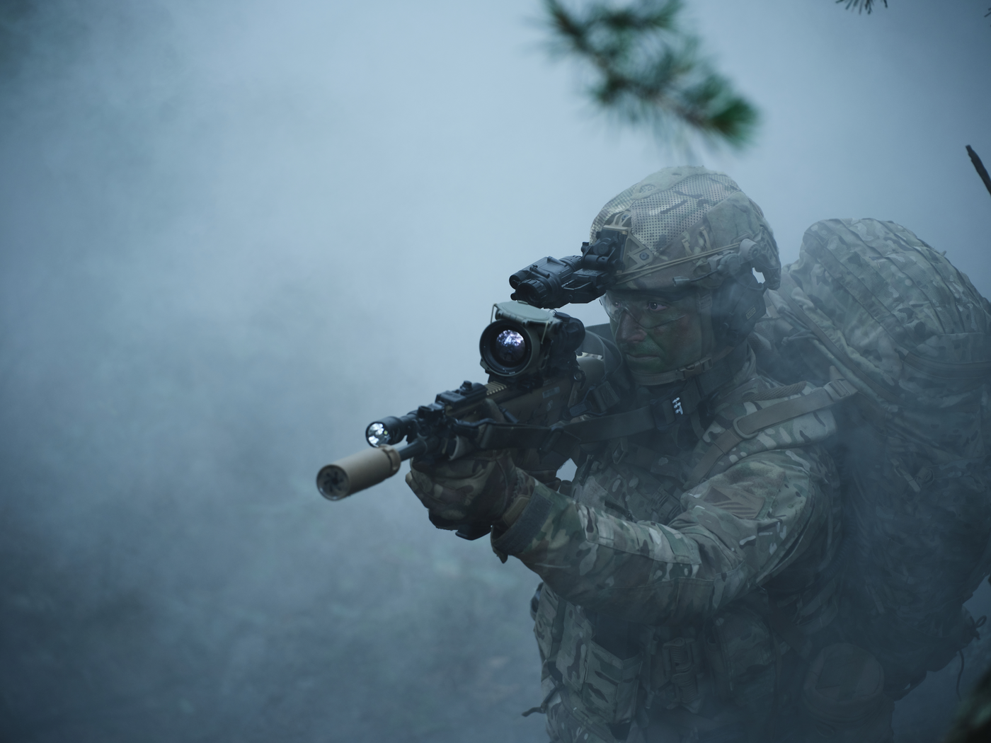 Ein Soldat im Wald zielt in den Nebel