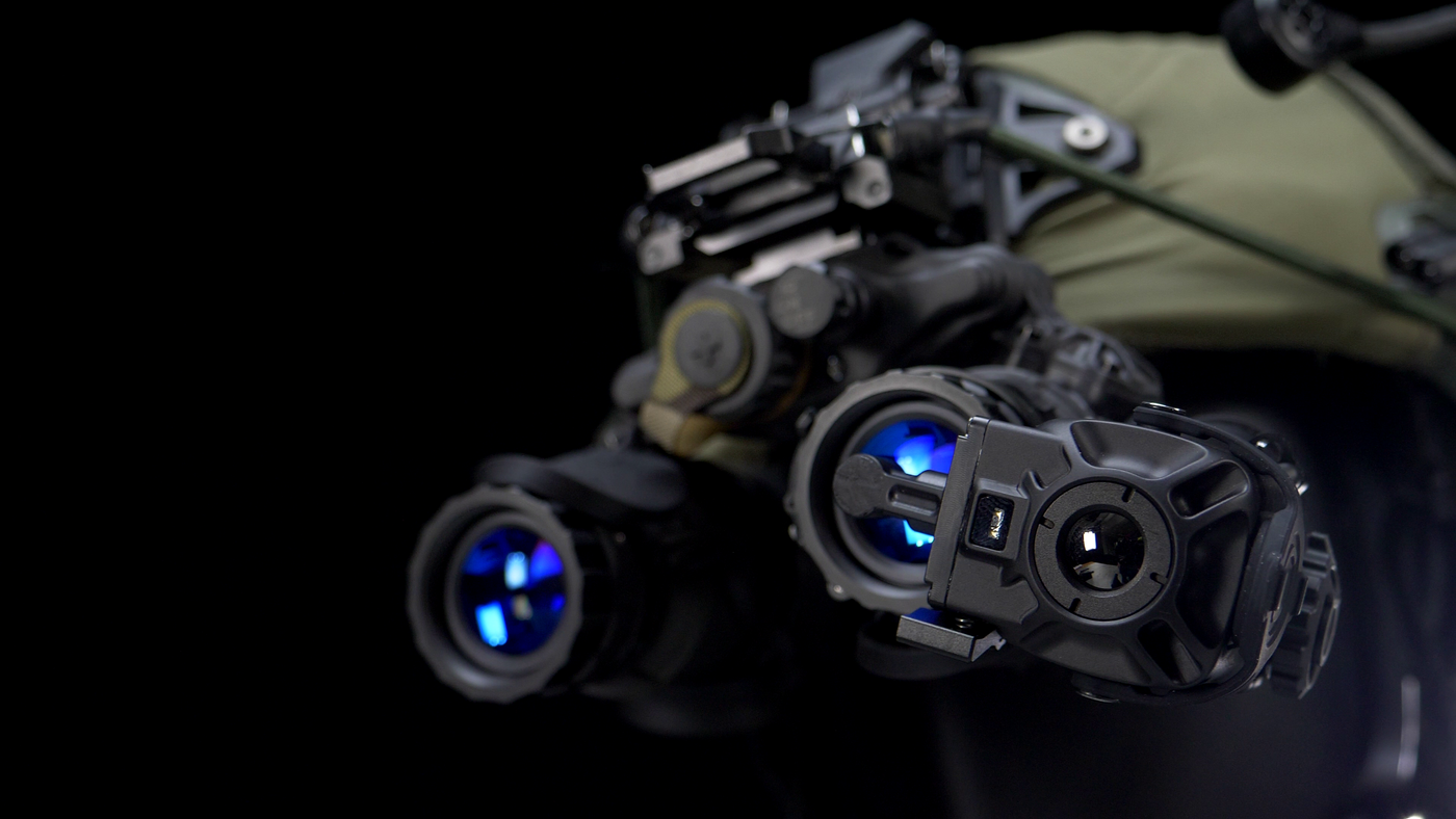 Ein Nachtsichtgerät, was an einem Helm angebracht ist.
