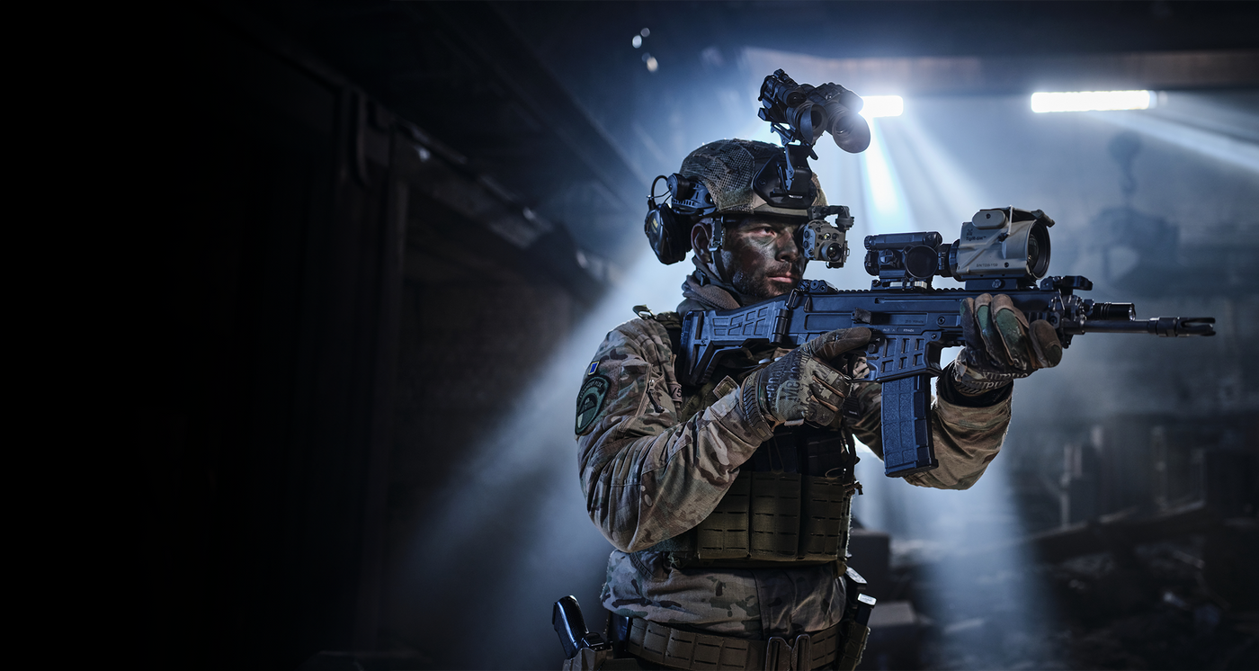 Soldat mit TILO Wärmebildbrille und TigIR Wärmebildgerät auf AR - Halbprofil