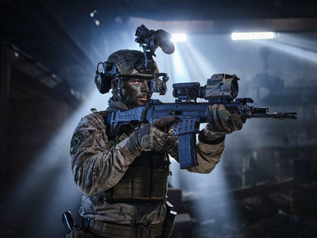 Soldat mit TILO Waermebildbrille und TigIR Vorsatzgeraet