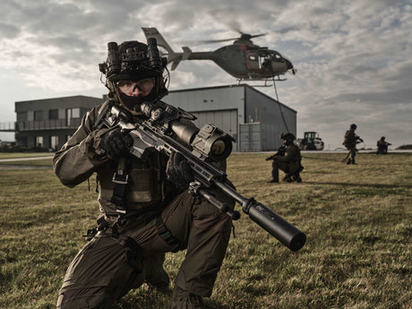 Soldat hockt auf Wiese mit DMR und TigIR-6M Waermebildgeraet