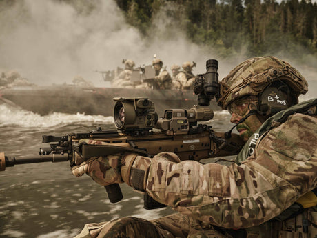 Soldat mit  ACR und TigIR-6MA Waermebildgeraet auf Boot