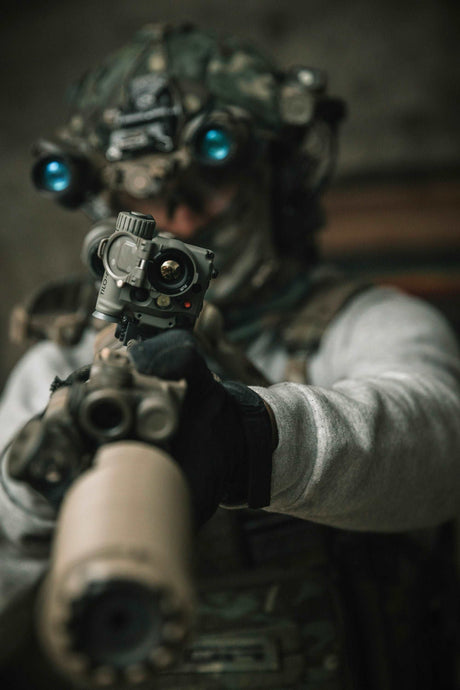 Soldat mit TILO Waermebildbrille als Vorsatzgeraet auf Waffe