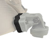 Ein Foto von einem Helm Adapter für die TILO, befestigt an einem Helm. Der Spacer dazwischen ist farblich hervorgehoben.